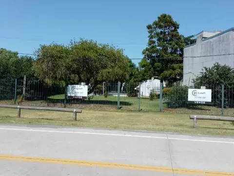 Av. Almirante Brown 100, Piso 0