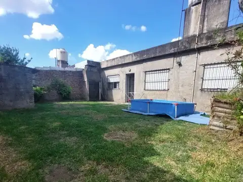 Casa de 4 ambientes con garage cubierto y fondo con parrilla. Longchamps