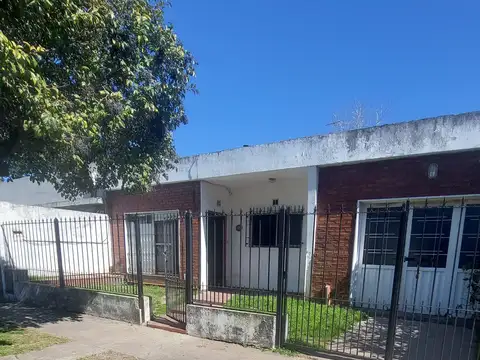 Casa de 4 ambientes con garage cubierto y fondo. OPORTUNIDAD  