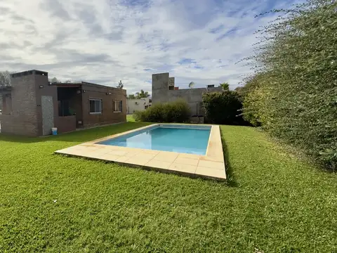 VENTA - Casa 2 Dormitorios y Pileta - Apto Crédito - Barrio Las Tardes, Roldán