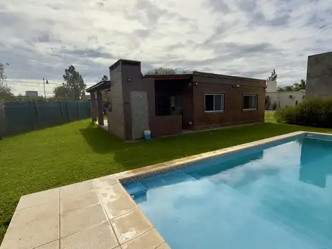 VENTA - Casa 2 Dormitorios y Pileta - Apto Crédito - Barrio Las Tardes, Roldán