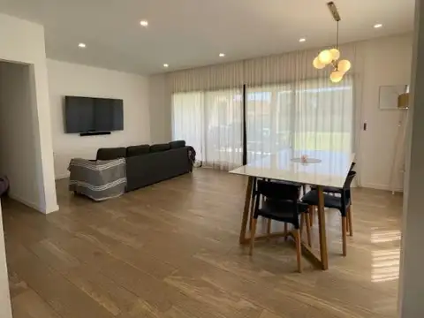 Casa en Venta con 3 cocheras