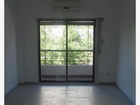 2 AMBIENTES, TODO AL FRENTE, LUMINOSO,SIN EXPENSAS  1 ER PISO POR ESCALERA