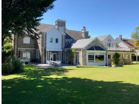 Importante Chalet sobre 2000m2. terrenos casi 1000m2. cubier