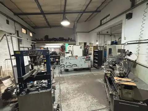 Galpon de 120 m² con oficina, baños y vestuario