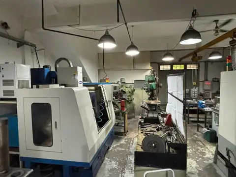 Galpon de 120 m² con oficina, baños y vestuario