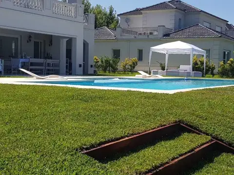 Casa 5 ambientes con 4 baños