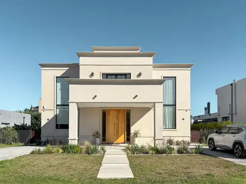 Casa de revista con 3 dormitorios, gran jardín con pileta en Puerto Roldan