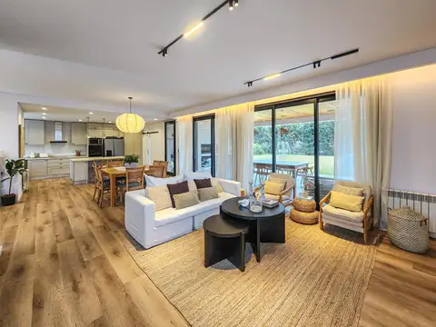 Casa 9 ambientes con 4 baños