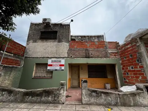 CASA + DEPTO DE 3 AMBIENTES A REFACCIONAR LOTE 10 x 32