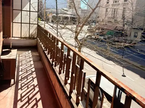 VENTA 4 AMBIENTES CON DEPENDENCIA COCHERA Y BAULERA  EN BARRACAS