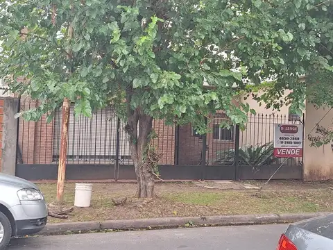 CASA 5 AMBIENTES EN VENTA - VILLA LUZURIAGA