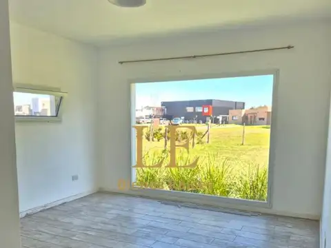 Casa en Alquiler con 2 cocheras