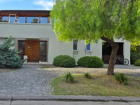 Casa en  venta o alquiler en el barrio Bs. As Village, Bella Vista