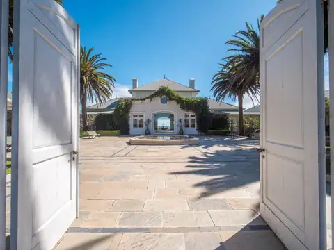 Chacra en venta de 5 has. con importante casa de 3.300 m2 100