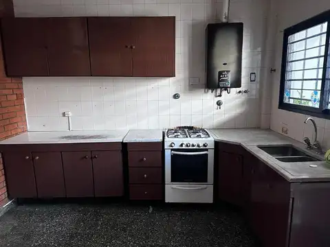 Casa 4 ambientes con 2 baños