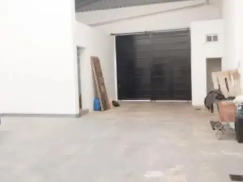 VENTA – IMPECABLE GALPÓN C/VIVIENDA, QUINCHO Y FONDO LIBRE