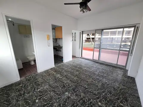 Alquiler monoambiente luminoso balcón aterrazado