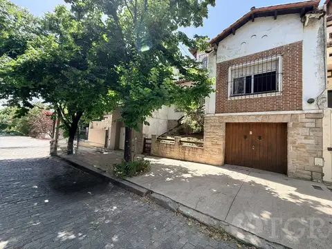 Venta Casa en Lomas de Núñez de 4 ambientes con patio y cochera.