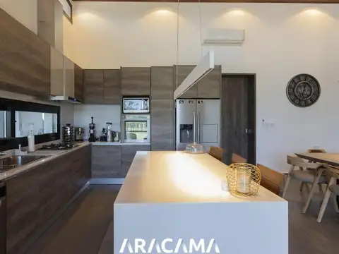 Casa en Venta con 2 cocheras