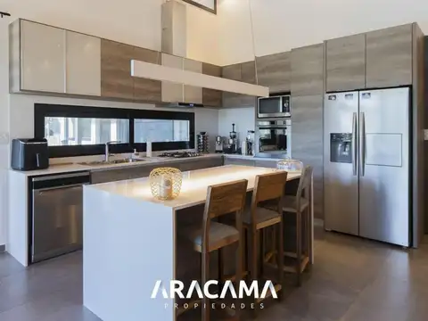 Casa 4 ambientes con 3 baños