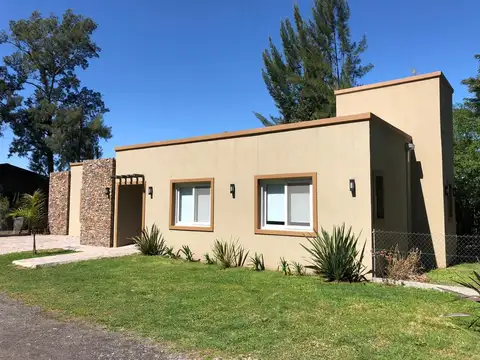 HERMOSA CASA EN BARRIO ARAUCARIA DE RANELAGH U$S 190.000.-