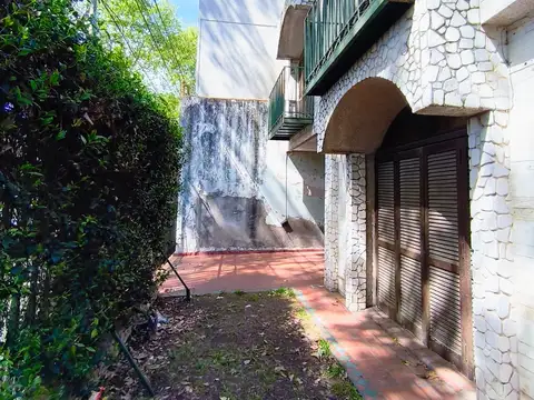 Casa 9 ambientes con 2 baños