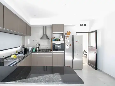 Casa 5 ambientes con 2 baños