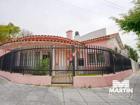 Casa en venta Martinez, 4 ambientes, suite, 2 baños, patio, terraza, cochera, jardín frente. 1 c/Av