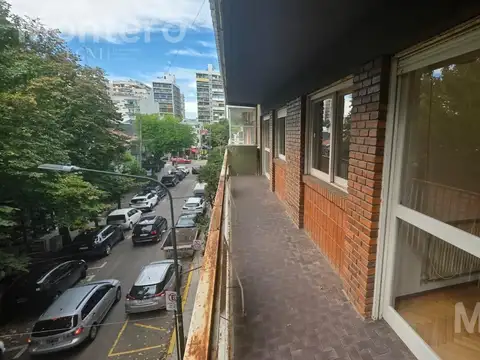 Piso de 4 Ambientes con dependencia en el centro de Martínez