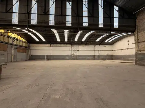Galpón en zona industrial mixta en venta y alquiler
