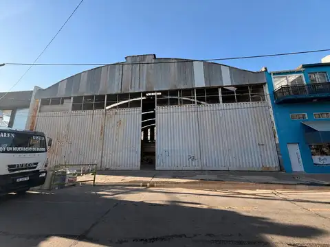 Galpón en zona industrial mixta en venta y alquiler