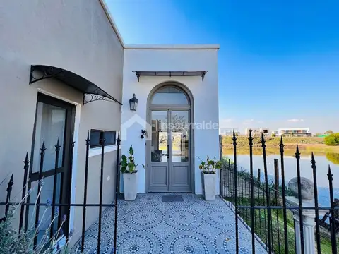 CASA EN VENTA 5 AMBIENTES EN EL CANTÓN, ESCOBAR. LOTE AL AGUA Y PISCINA!