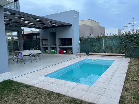 Casa en Venta con 2 cocheras