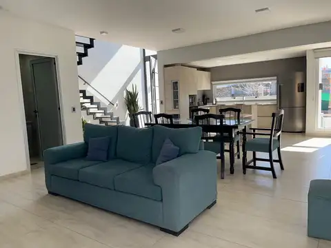 Casa 5 ambientes con 4 baños