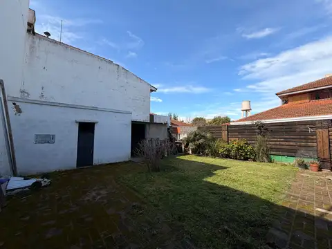 VENTA CASA 3 AMBIENTES CON COCHERA Y JARDIN