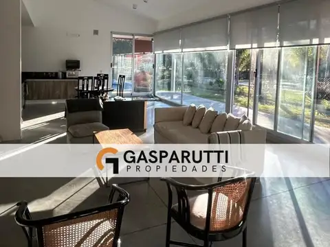 Casa en Venta con 3 cocheras