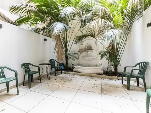 Impecable planta baja con patio propio en Recoleta