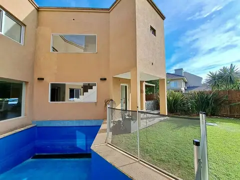 Casa 5 ambientes con 3 baños