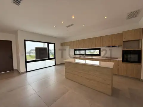 Casa en Alquiler con 2 cocheras