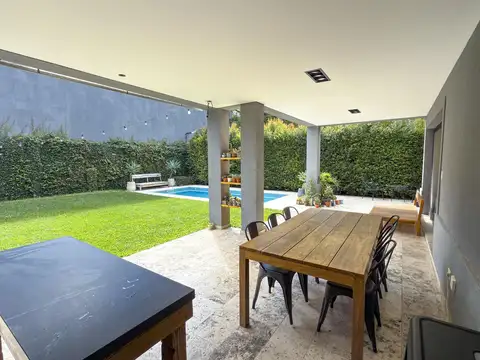 Casa en Venta con 2 cocheras