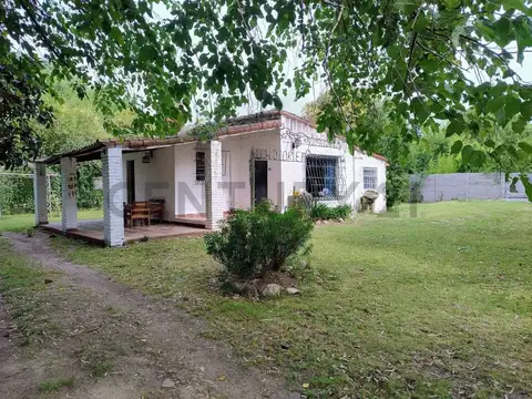 Encantadora casa-quinta de 4 ambientes con pileta y quincho. Parque de 832.50 m2. Merlo