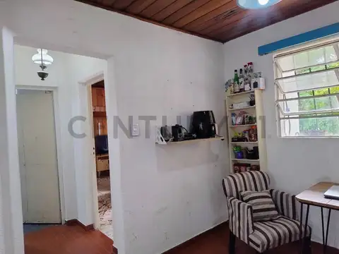Encantadora casa-quinta de 4 ambientes con pileta y quincho. Parque de 832.50 m2. Merlo