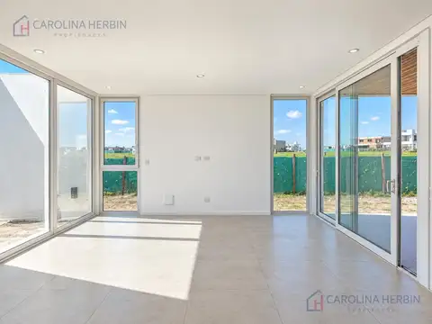 Casa en Venta con 3 cocheras
