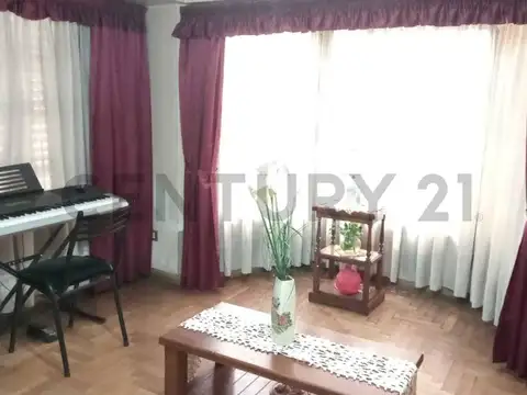 VENTA DE CASA 5 AMB.CON PARQUE,PISCINA, PARRILLA y GARAGE