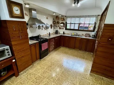 Casa en Venta con 3 cocheras