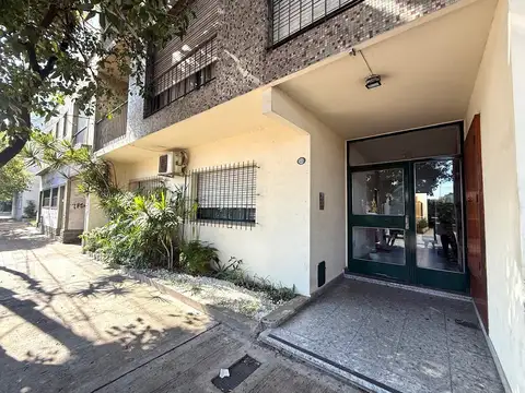 Departamento de 3/4 ambientes en venta en Florida Este, en PB al contrafrente con GRAN PATIO al fondo