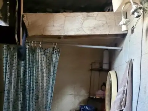 CASA EN PAQUE CHACABUCO - 5 AMB - A RECICLAR - EXC.UBICACIÓN