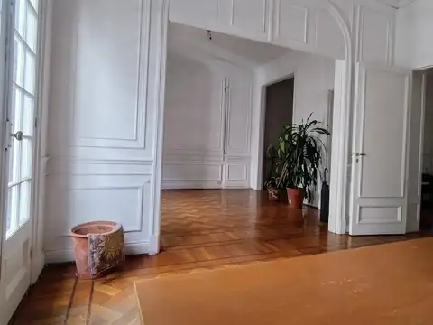 Venta 5 ambientes con Depend. Edif. Histórico Estilo Frances