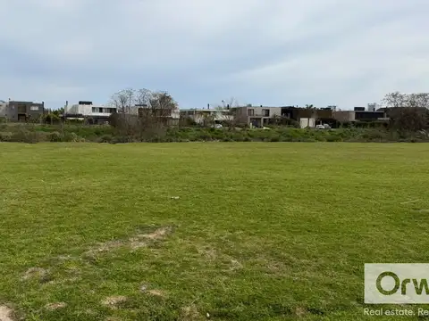 Terreno doble en Marinas H con amarra propia.